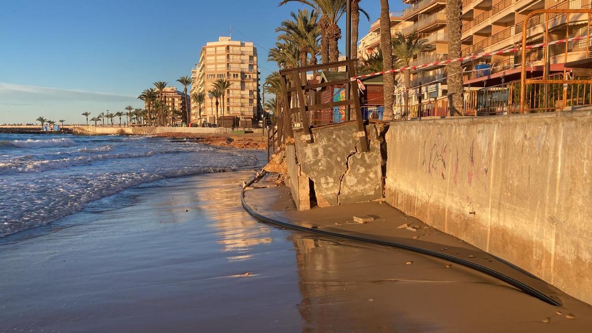 Estado de la rampa que deberá ser derribada. A la derecha el precinto en el paseo.
