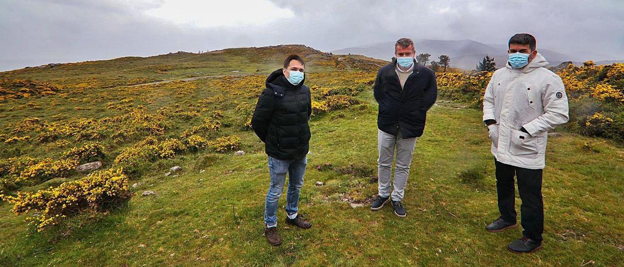 El profesor Evaristo Alfaya, el alcalde de A Cañiza, Luis Piña, y Francisco González, gerente del GDR Condado-Paradanta, ayer en la zona del impacto del meteorito.