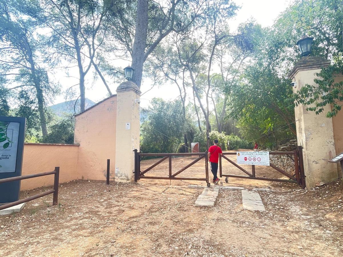 Un senderista accede al paraje de la Murta tras su reapertura