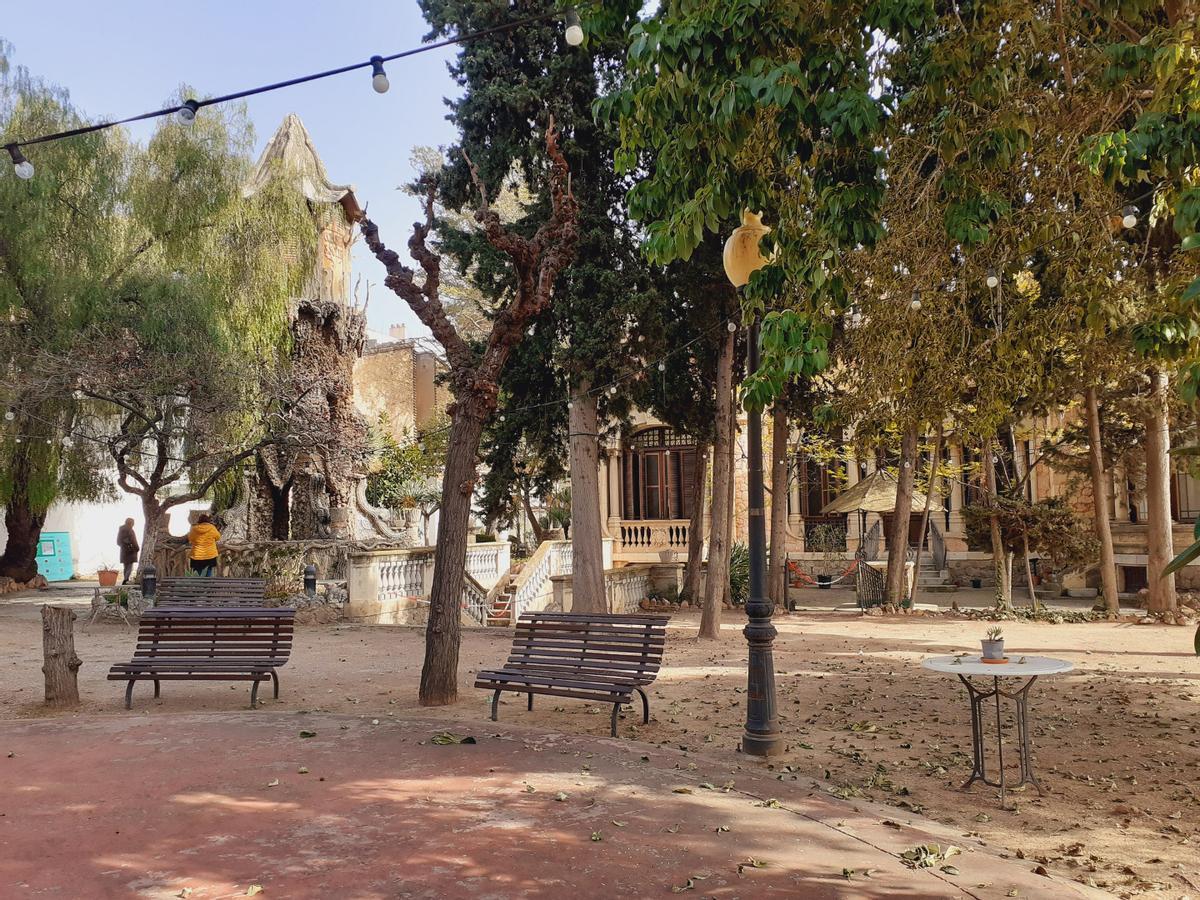 Els jardins de Can Pahissa de Vilanova i la Geltrú es converteixen en espai de refugi climàtic d’accés públic Els jardins de Can Pahissa de Vilanova i la Geltrú es converteixen en espai de refugi climàtic d’accés públic