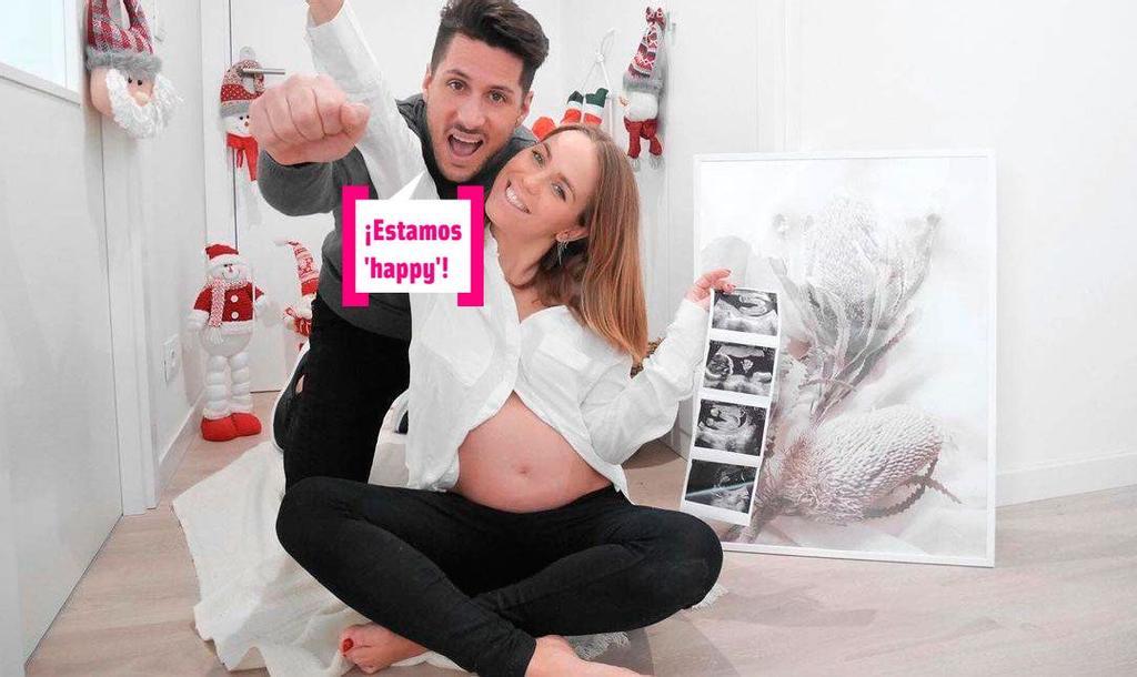 LoveYoli y Jorge Moreno posando con una de las ecografías de Jimena