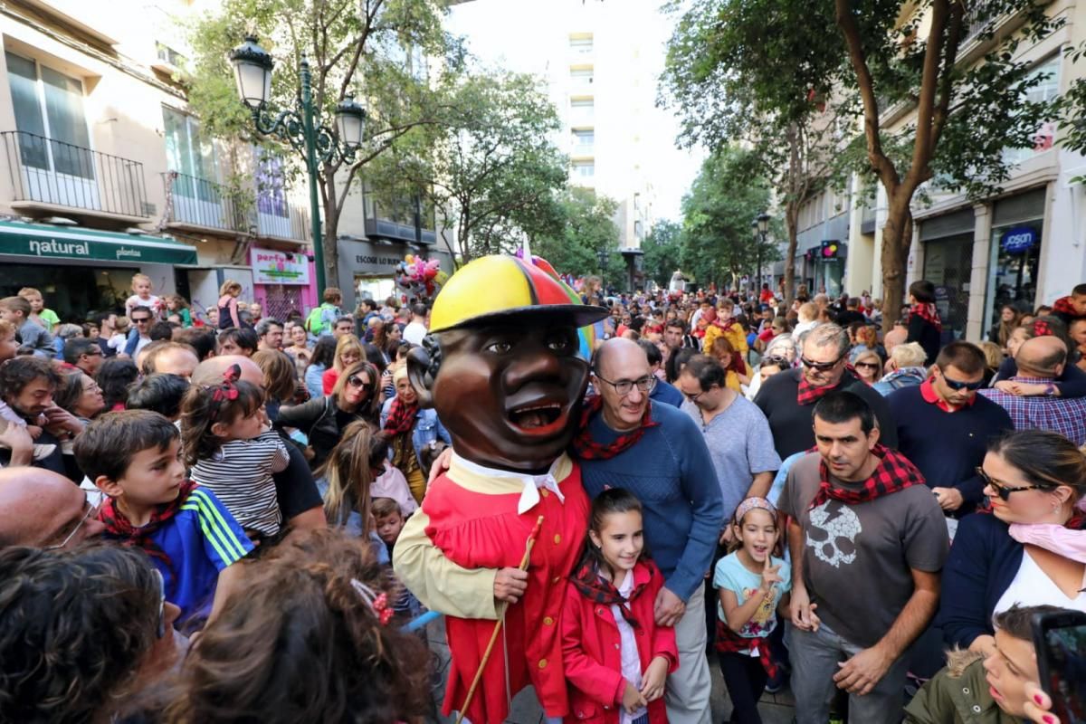 Comparsa de gigantes y cabezudos en el centro de Zaragoza