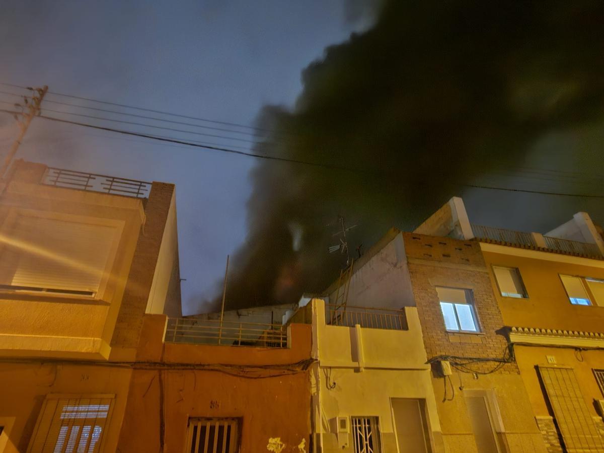 Gran columna de humo y llamas junto a las viviendas.
