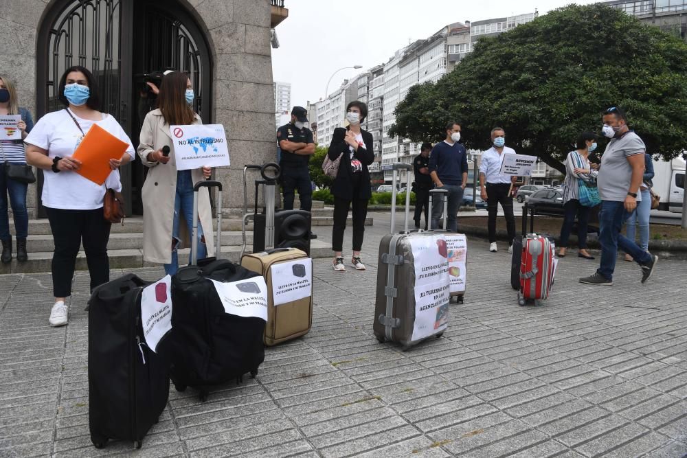 Las empresas del sector denuncian haber quedado "en un segundo plano" frente a los intereses de los grandes grupos turísticos y afirman sentirse "desprotegidos".