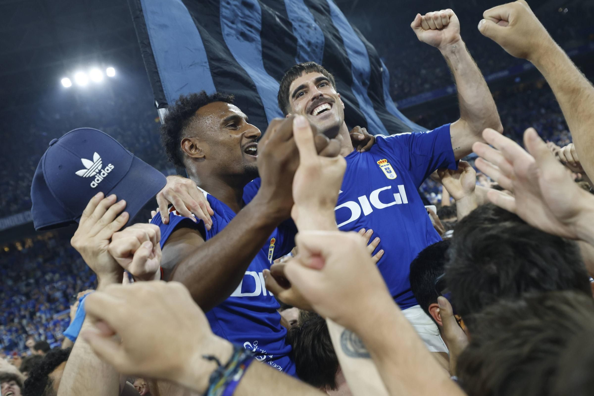 EN IMÁGENES: Así se vivió en el Carlos Tartiere la noche del ascenso del Oviedo a Primera División 24 años después