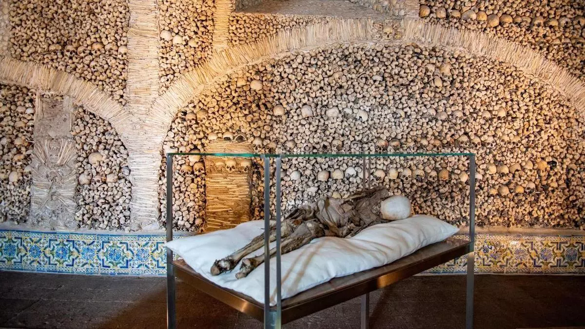 La siniestra capilla de Portugal forrada de muerte: «Los huesos que aquí estamos, por los vuestros esperamos»