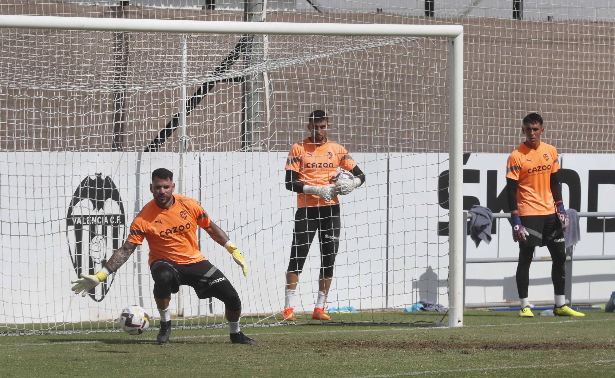 Entrenamiento del Valencia con Herrerín