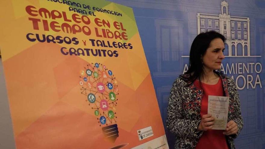 Soraya Merino, concejala de Juventud, presenta el Programa de Formación para el Empleo.