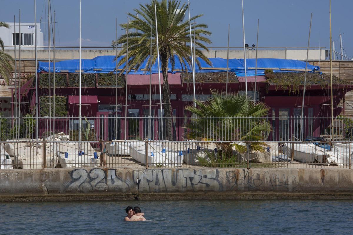 El exterior del restaurante, con la estructura del club al fondo (de madera).