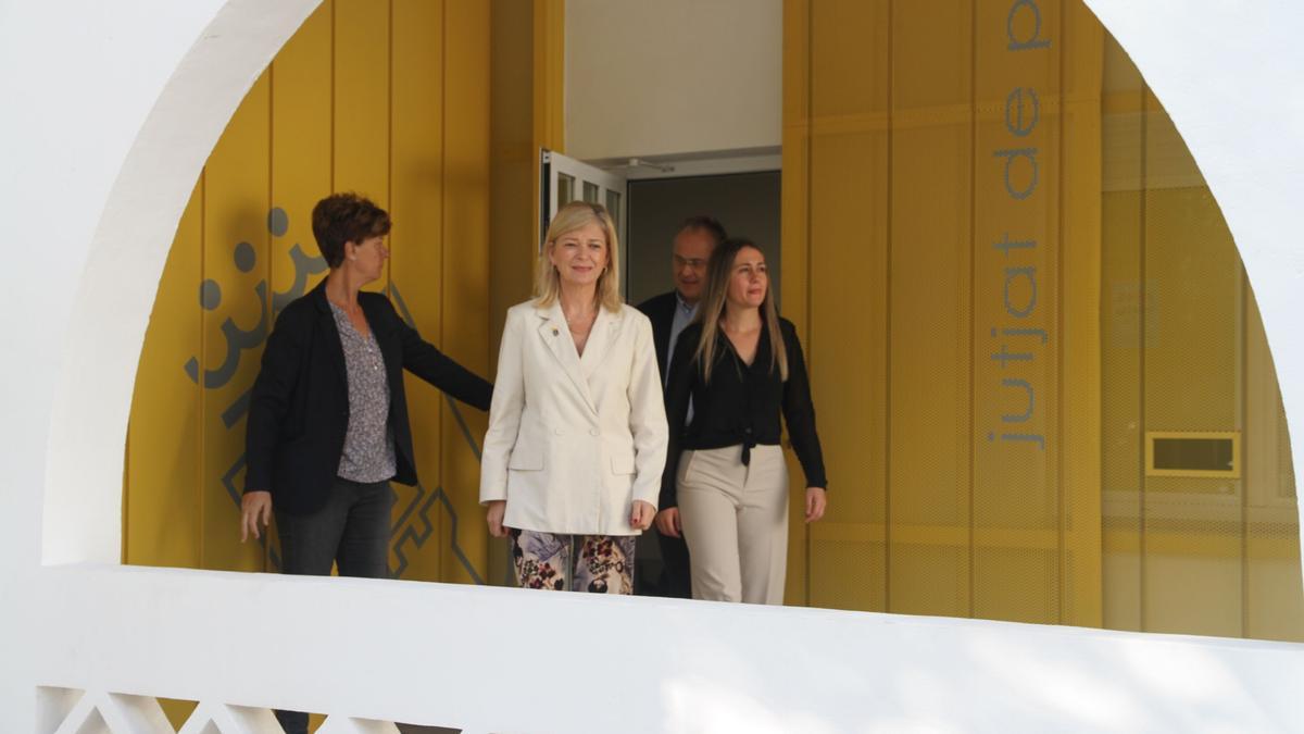 La conselleria de Justicia, Gabriela Bravo, visita las reformadas instalaciones del juzgado de paz de la Vall.