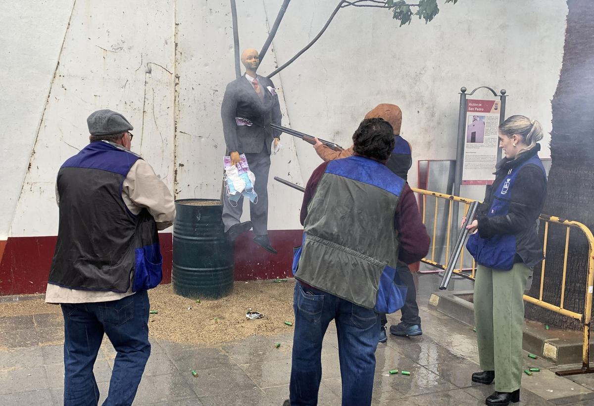 CORIPE (SEVILLA), 31/03/2024.- Koldo García, quien fuese asesor del exministro de Transportes José Luis Ábalos, imputado por un presunto delito de corrupción en la compra de mascarillas en pandemia, ha sido 'tiroteado' y 'quemado' en el municipio de Coripe, donde cada Domingo de Resurrección se lincha a una figura de Judas que representa a alguien cuya acción es reprobable bajo el criterio de los vecinos. EFE/ Fermín Cabanillas