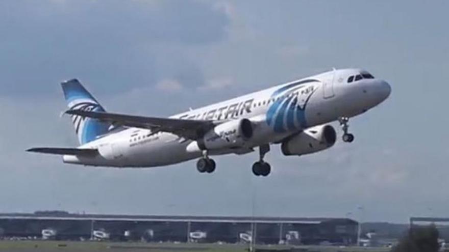 Un avión de Egyptair aterriza en Uzbekistán ante sospecha de bomba a bordo