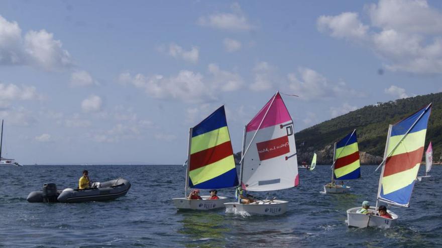 El windsurf completa la amplia oferta de la escuela de vela del CN Santa Eulària