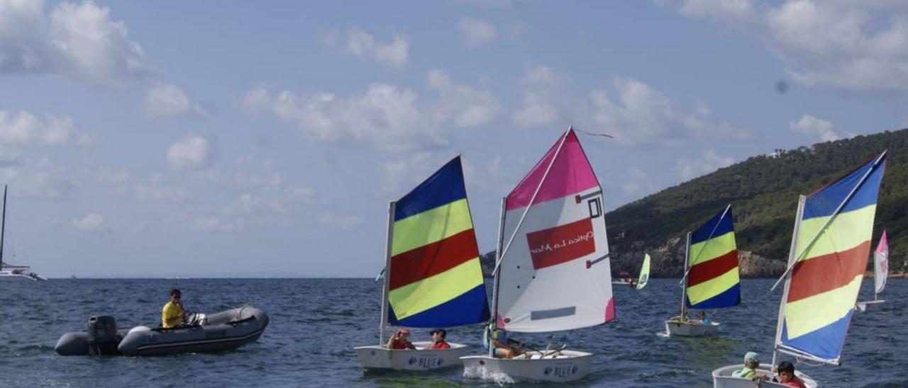 Imágenes de los cursos de vela ligera y de windsurf que se imparten en la escuela de vela de Santa Eulària. | CNSE