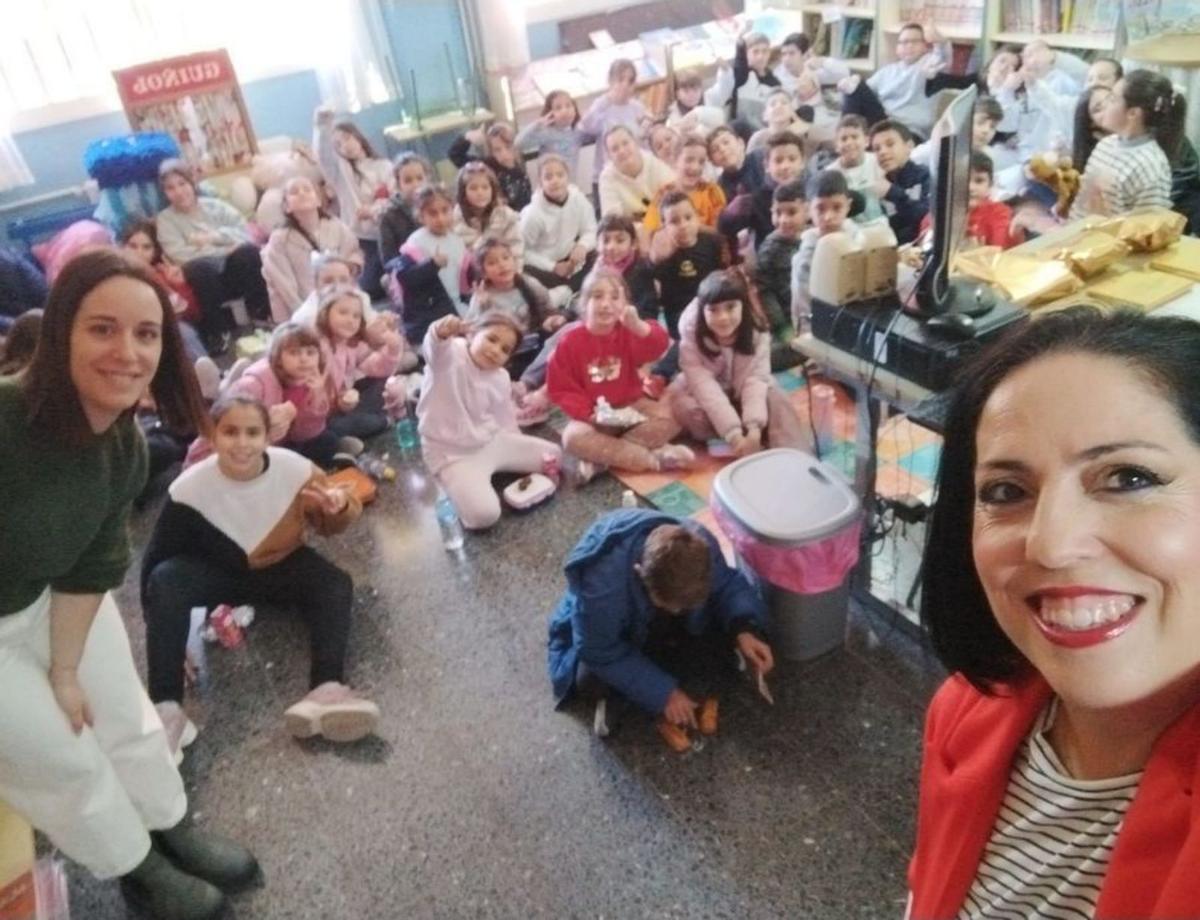 Docentes con los alumnos participantes en el certamen. | L.O.