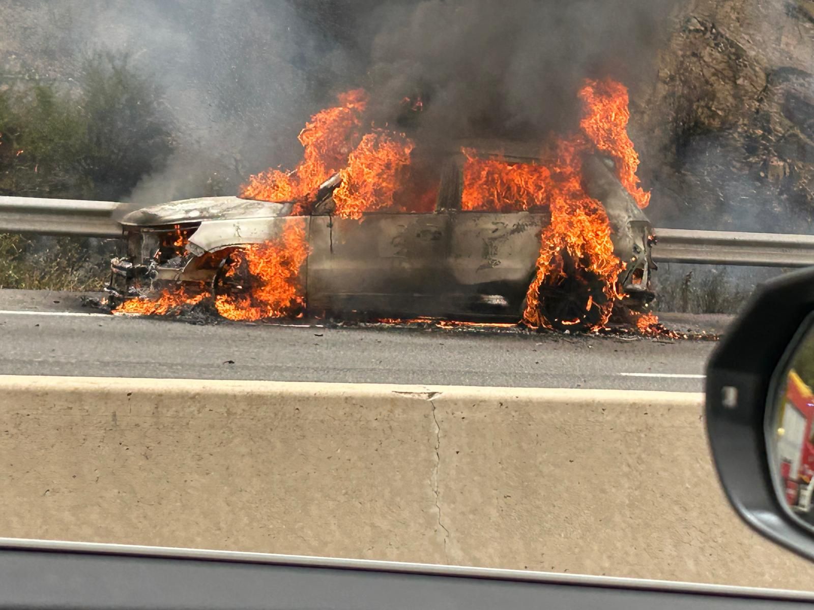 S'incendia un cotxe a la C-31 a Calonge i el foc afecta massa forestal