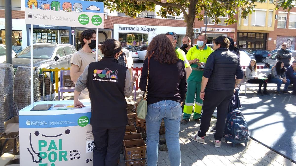 La Emtre ha llevado adelante una campaña a pie de calle en Paiporta para fomentar el uso del contenedor marrón.