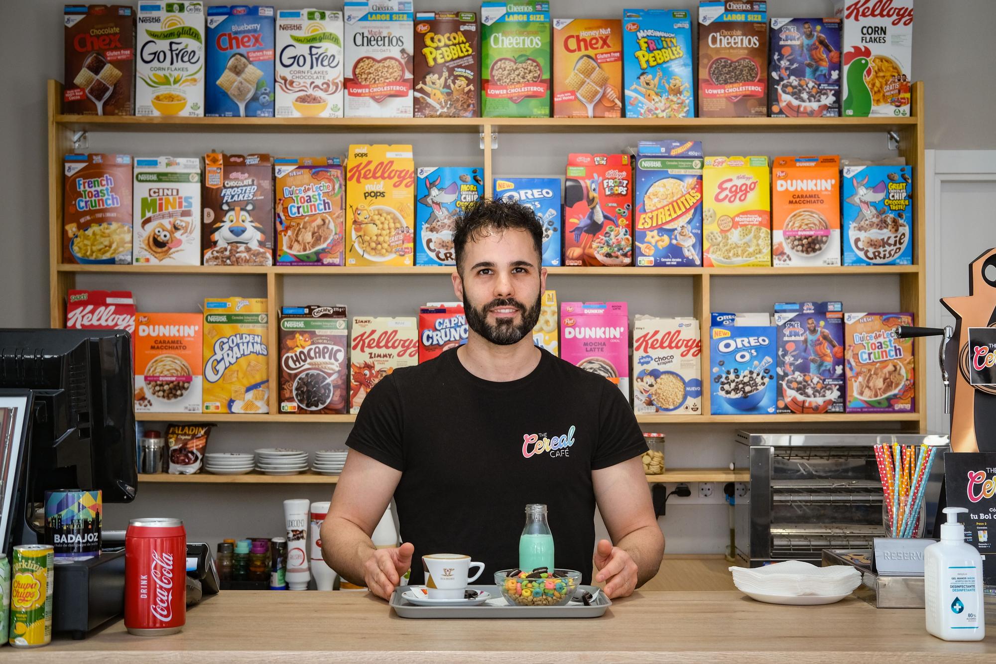 Eduardo Cabalín, sirviendo un desayuno en &#039;The Cereal Café&#039;.