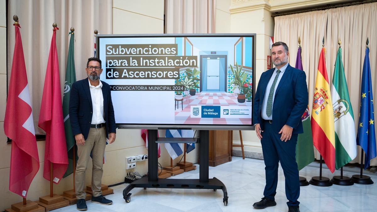 El concejal delegado de Vivienda y Regeneración Urbana, Francisco Pomares, este martes junto al vicepresidente del Colegio Oficial de Administradores de Fincas de Málaga, Manuel Díaz.