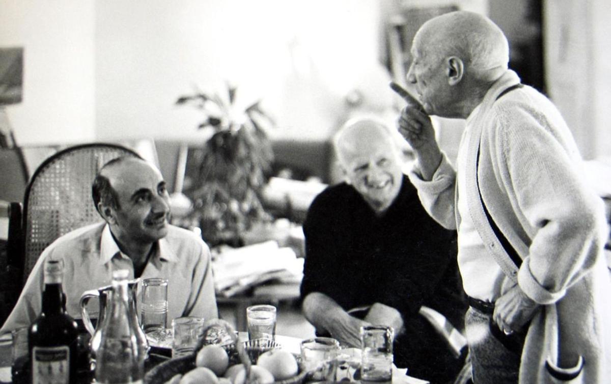 Pablo Picasso, junto a Josep Palau i Fabre.