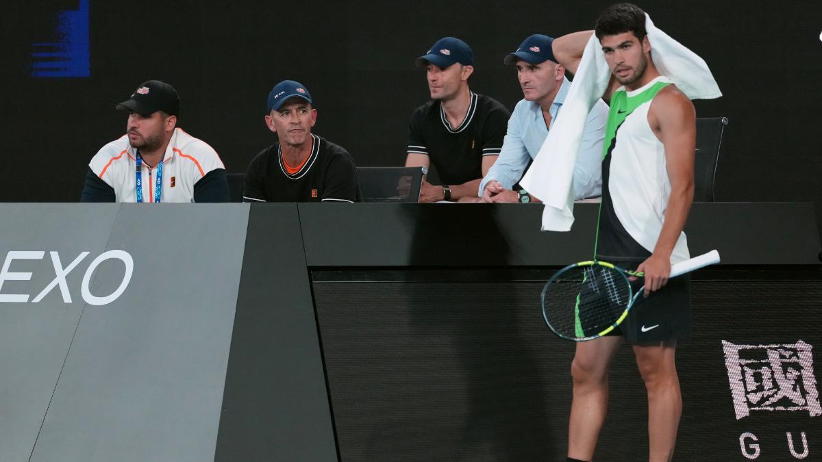 Alcaraz con su equipo en el partido ante De Miñaur