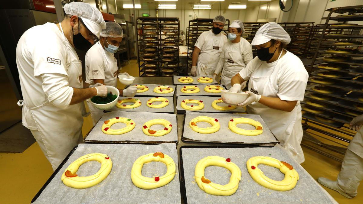 Una vez añadidos los ingredientes el roscón vuelve al horno.