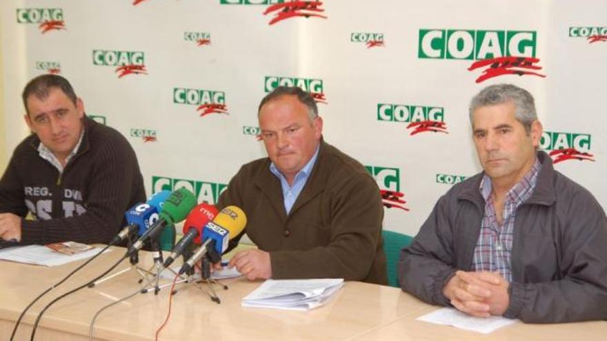 José Manuel Soto (centro) junto a dos miembros de Coag.