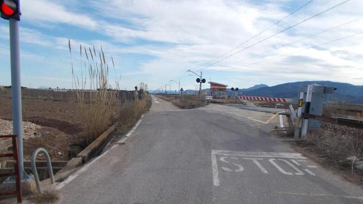 Paso a nivel de Cullera que el Adif suprimirá con el nuevo paso elevado.