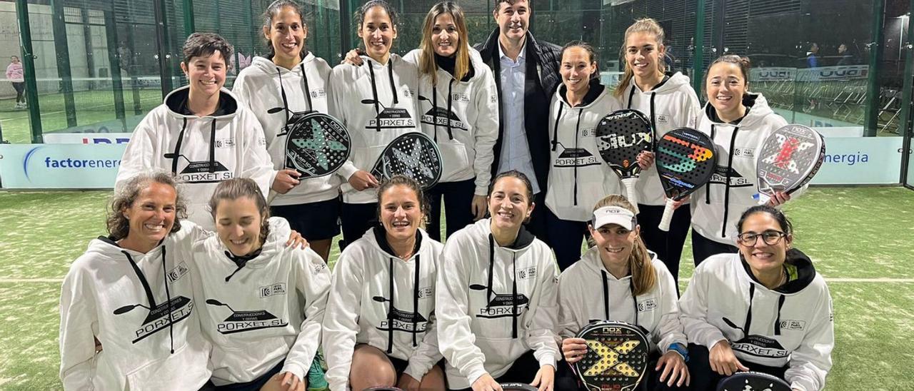 El equipo femenino con las hermanas Alayeto, Pilar Escandell y el presidente, arriba. | IPI