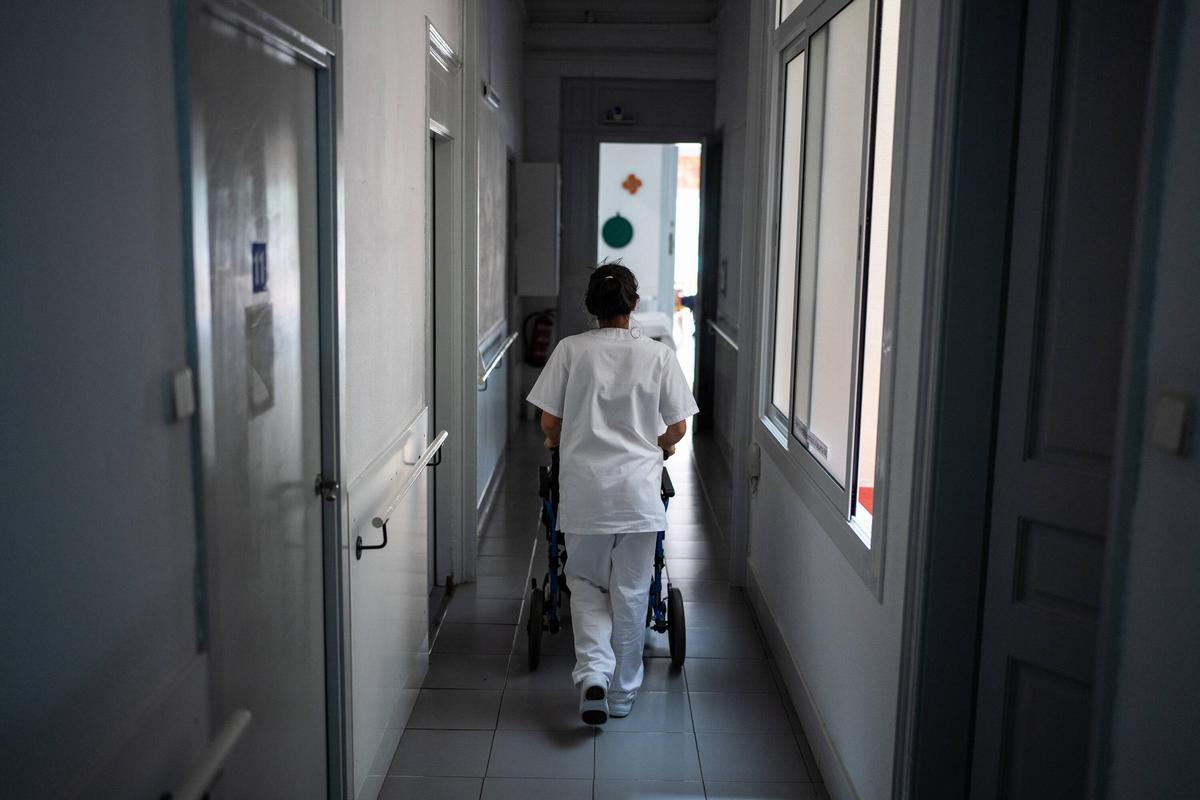 Las residencias denuncian el olvido durante el gran apagón: "Subimos a pulso a cien abuelos en sillas de ruedas"
