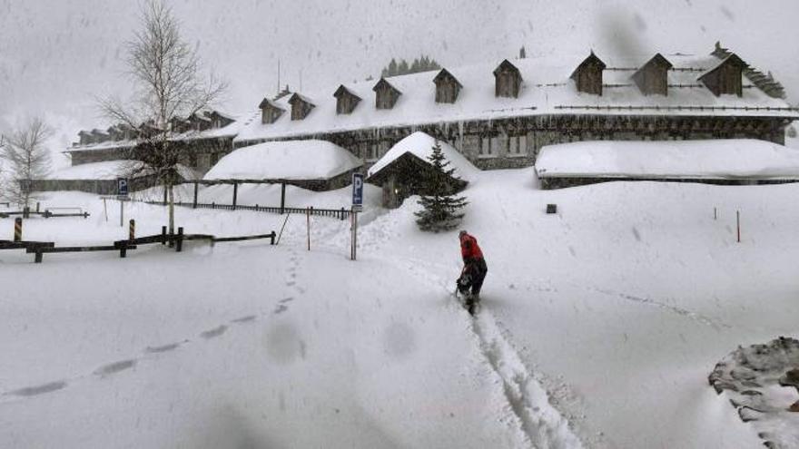 Las intensas nevadas complican el tráfico en el Pirineo de Huesca y mantienen la alerta por riesgo de aludes