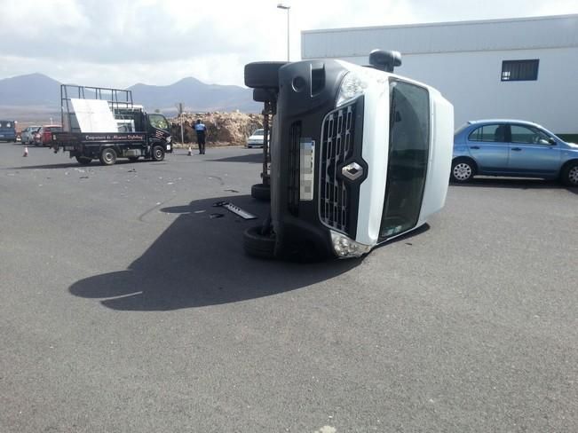 Accidente y vuelco de una furgoneta en Playa Blanca (Lanzarote)