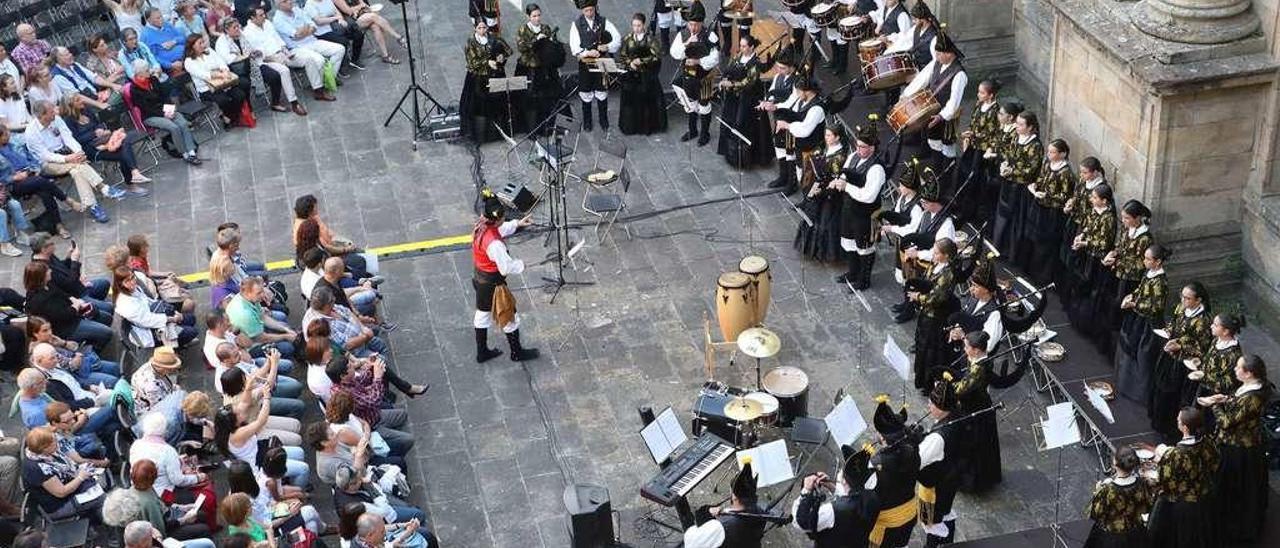 El público aplaudió a rabiar la brillante actuación de la Banda de Gaitas de Forcarei, ayer, en el Monasterio de San Martín Pinario. // Xoán Álvarez