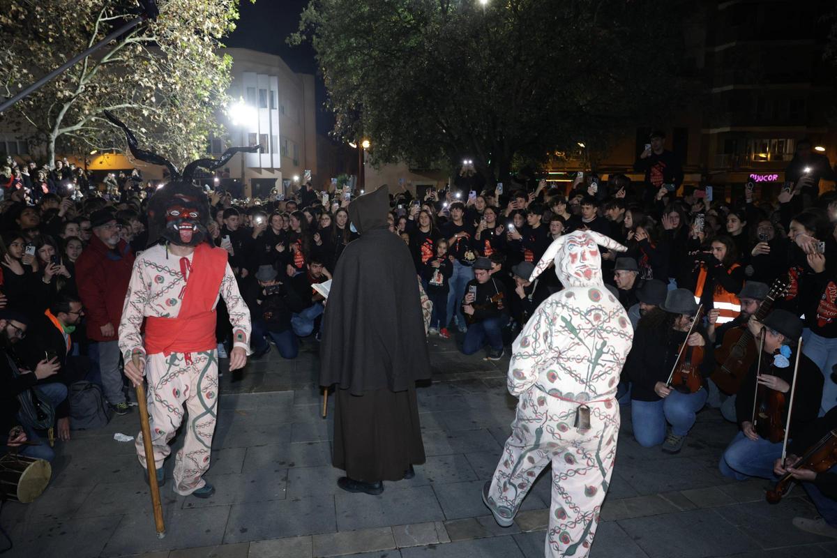 Sant Antoni se encomienda a sus fieles en un Primer Ball multitudinario en Manacor Sant Antoni se encomienda a sus fieles en un Primer Ball multitudinario en Manacor