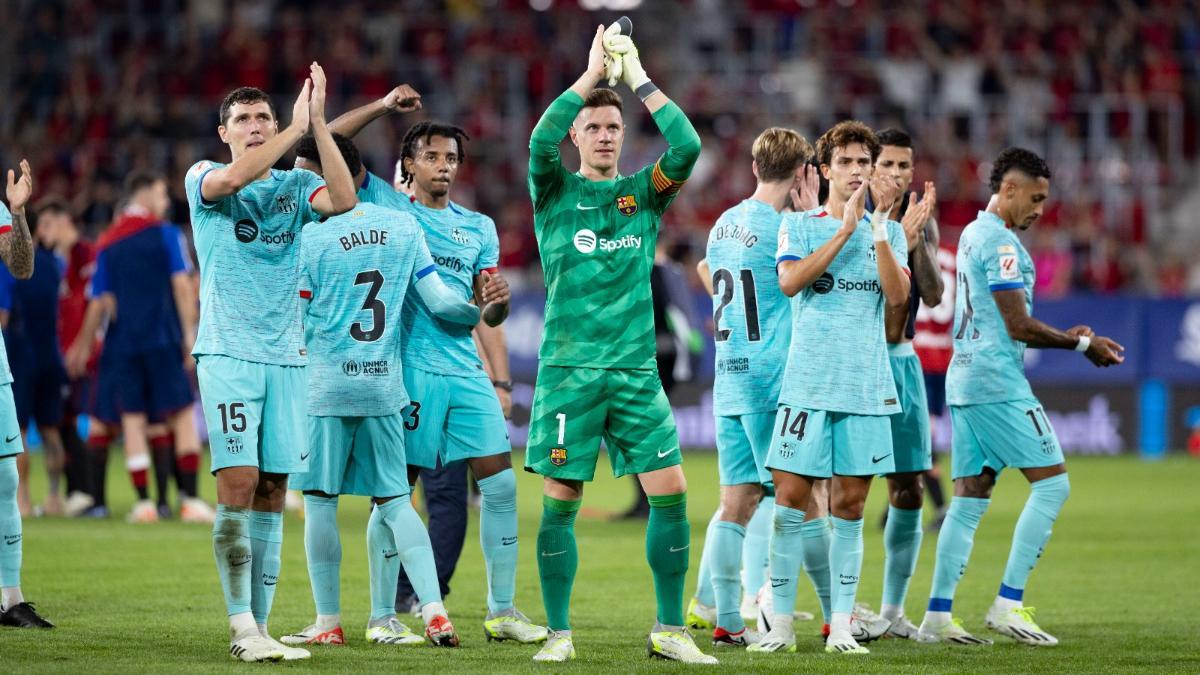 El Barça celebra su victoria sufrida en El Sadar
