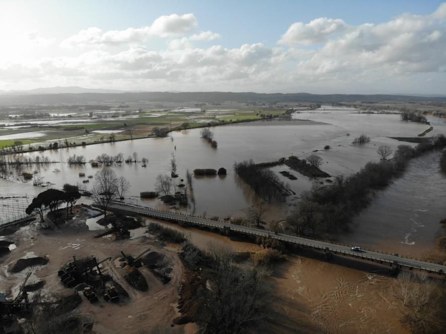 El pont del Ter a Verges, completament negat i inutilitzat