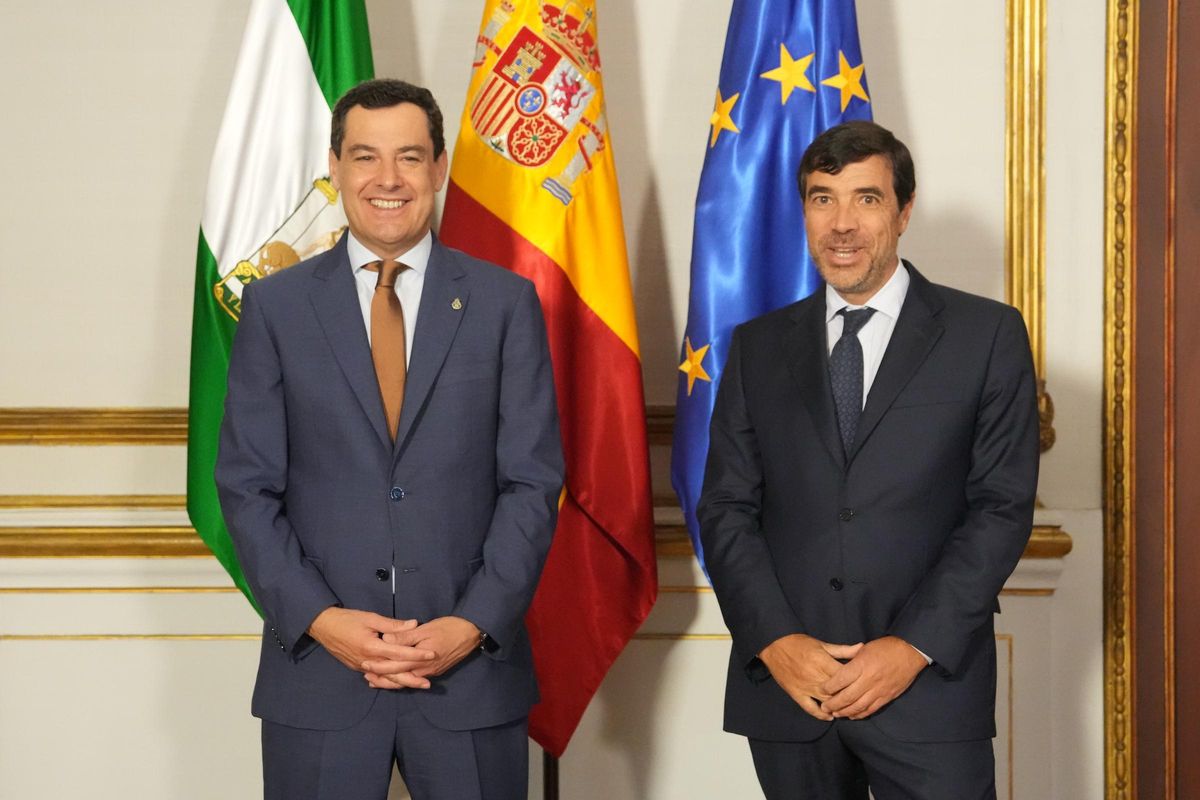 El presidente de la Junta de Andalucía, Juanma Moreno, ha mantenido un encuentro en el Palacio de San Telmo con el presidente de Kutxabank, Antón Arriola.