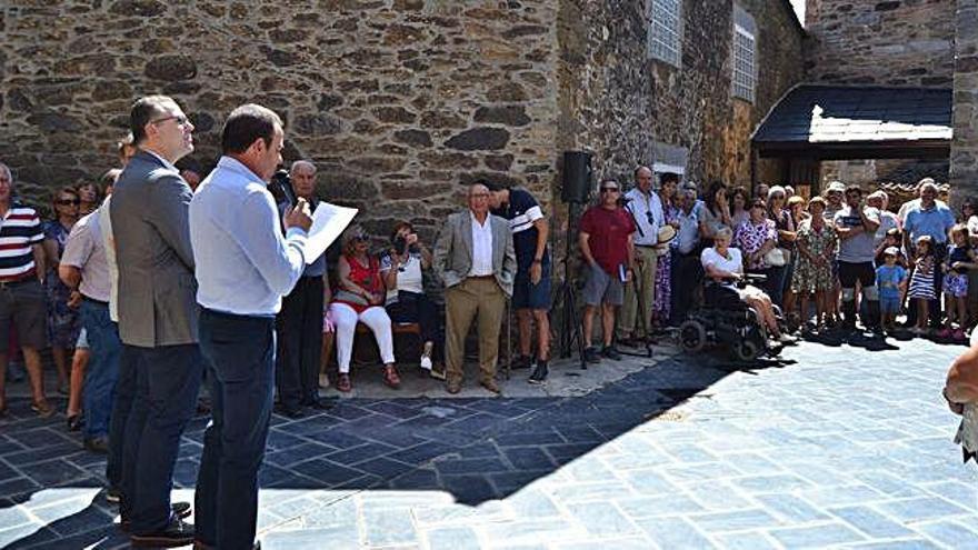 El alcalde de Villardeciervos, Lorenzo Jimenez, junto a Jesúa María Prada en la inauguración.