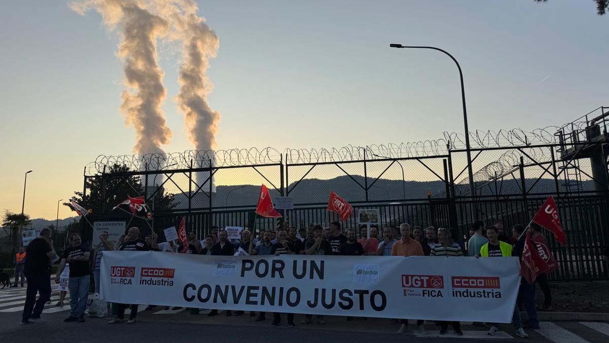 Trabajadores de la central nuclear de Cofrentes, esta mañana.