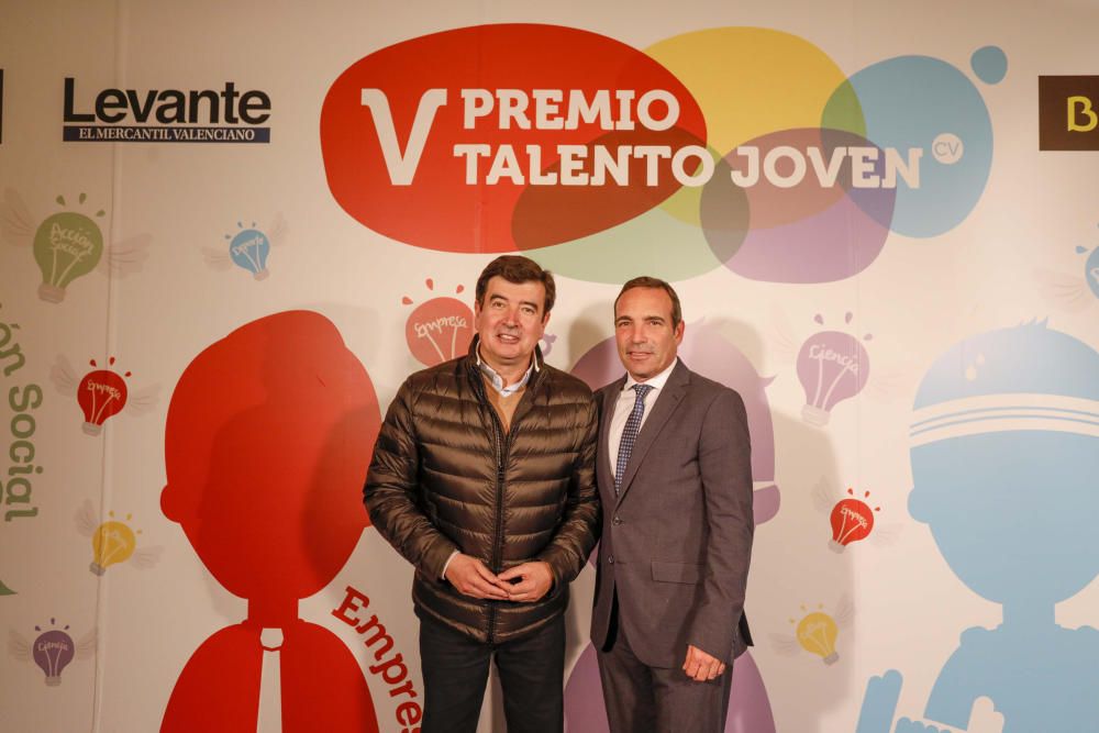 Los invitados posan en el photocall de los premios Talento Joven CV.