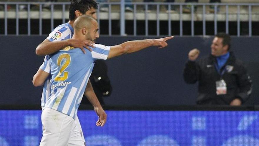 Amrabat y Santa Cruz se abrazan celebrando un gol en el último partido que jugaron juntos.