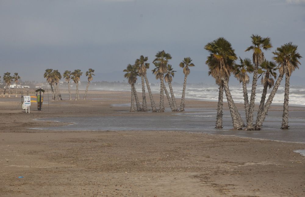 El temporal agrava la situación de la playa de Canet d'En Berenguer con nueva pérdida de arena y más piedras