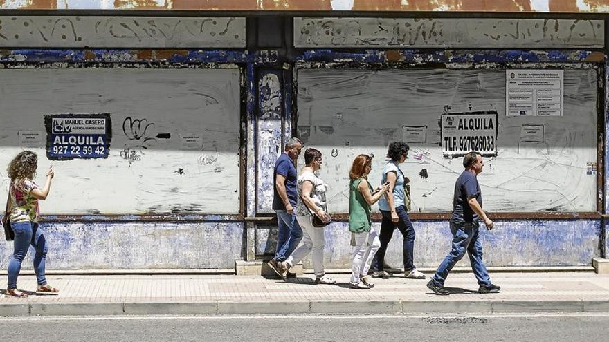 El Ayuntamiento de Cáceres exige el arreglo de un local abandonado en Gil Cordero