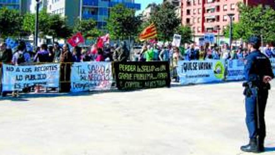 Un centenar de personas en la protesta sanitaria