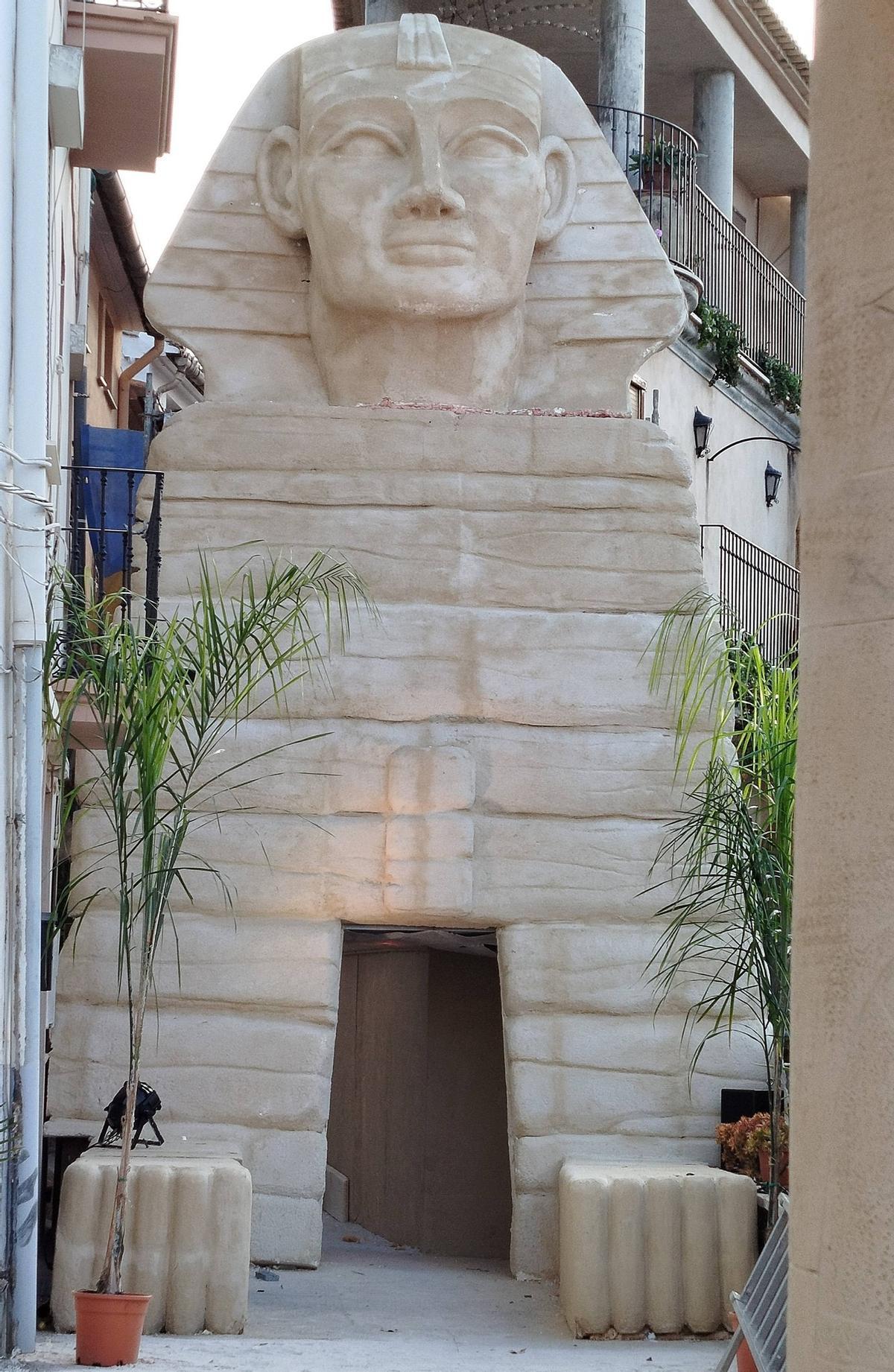 La esfinge mide dos metros y medio de alto.