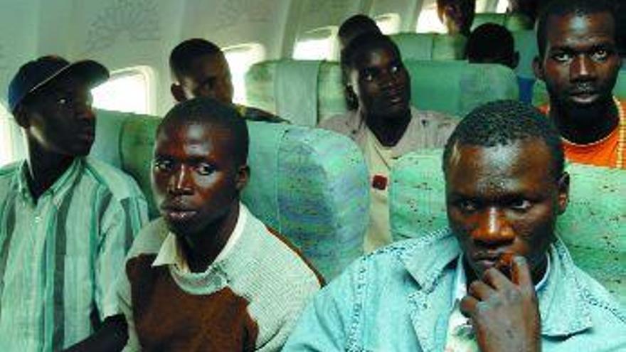 Un  grupo de subsaharianos expulsados, en un avión de regreso a su país. / F.V.