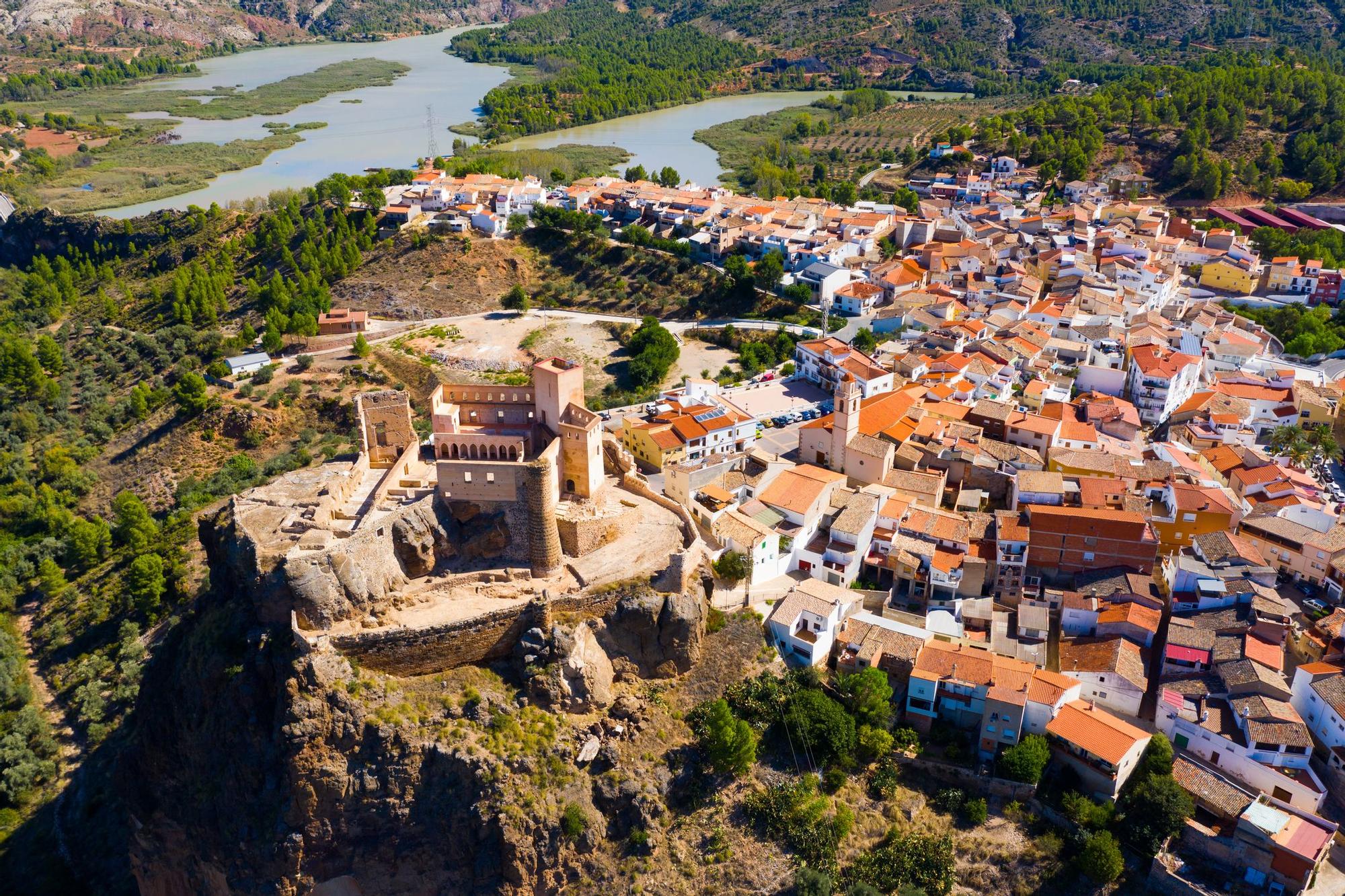 Vista aérea de la ciudad de Cofrentes con vistas al antiguo castillo fortificado