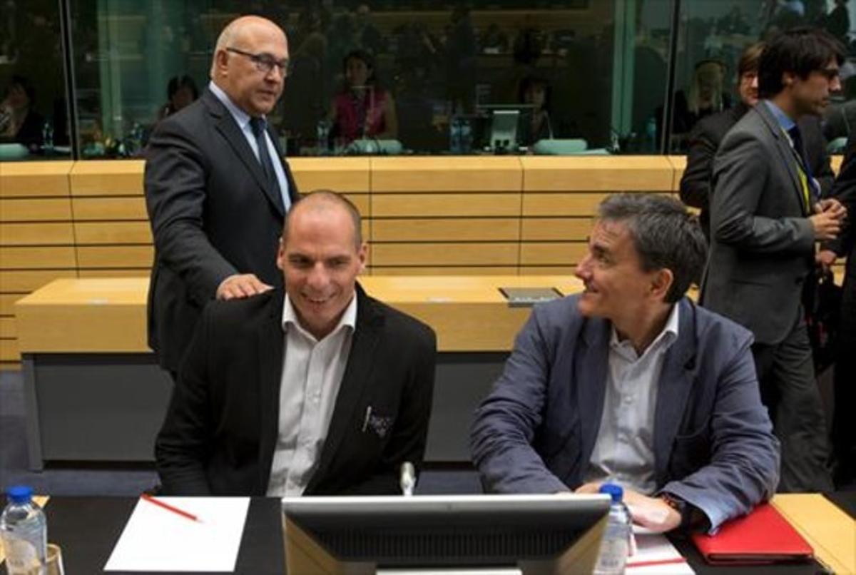 El ministre francès Michael Sapin saluda Yanis Voroufakis, ahir a l’Eurogrup.
