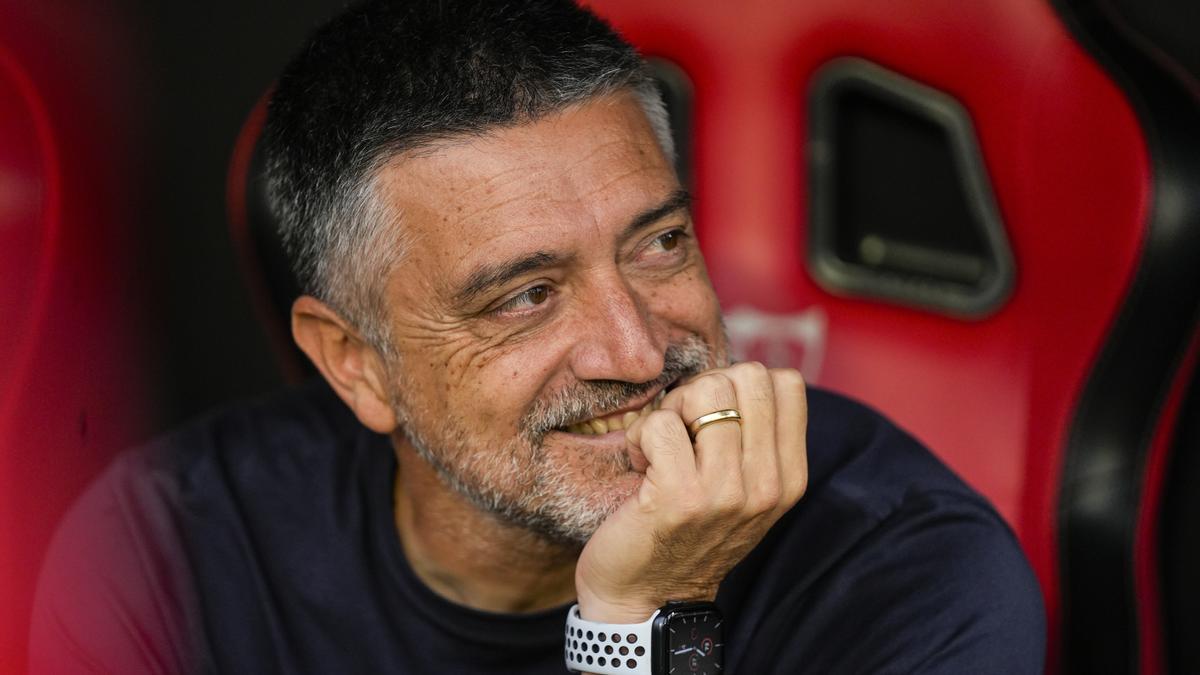 Xavier Garcia Pimienta, entrenador del Sevilla FC, observa durante el partido de fútbol de la liga española, La Liga EA Sports, jugado entre el Sevilla FC y el Real Valladolid en el estadio Ramón Sánchez-Pizjuán el 24 de septiembre de 2024, en Sevilla, España.