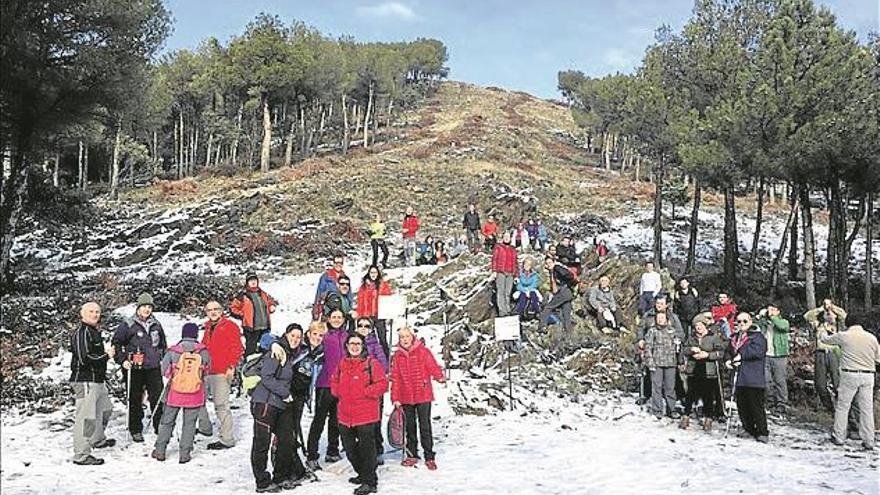 La nieve acompaña a los senderistas en la marcha de invierno